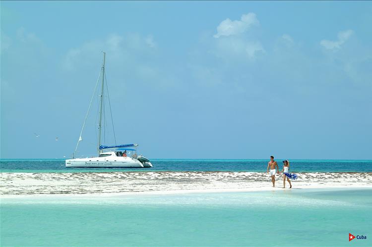 На Кубе ждут белоснежные пляжи, необыкновенная природа, и много еще...