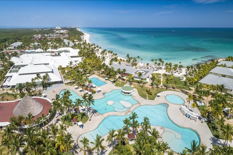 🌴🌞😎 Nothing like a white sand and crystal-clear water beach⛱🏖️