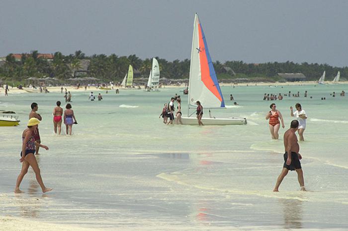 Turistas nacionales disfrutan del destino Jardines del Rey, Ciego de Ávila, Cuba. Turistas nacionales disfrutan del destino Jardines del Rey, Ciego de Ávila, Cuba.