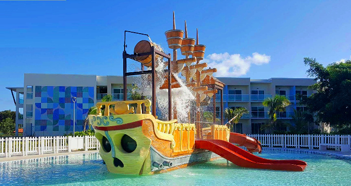 Barco del parque acuático del hotel Gran Muthu Almirante en Holguín, Cuba Barco del parque acuático del hotel Gran Muthu Almirante en Holguín, Cuba