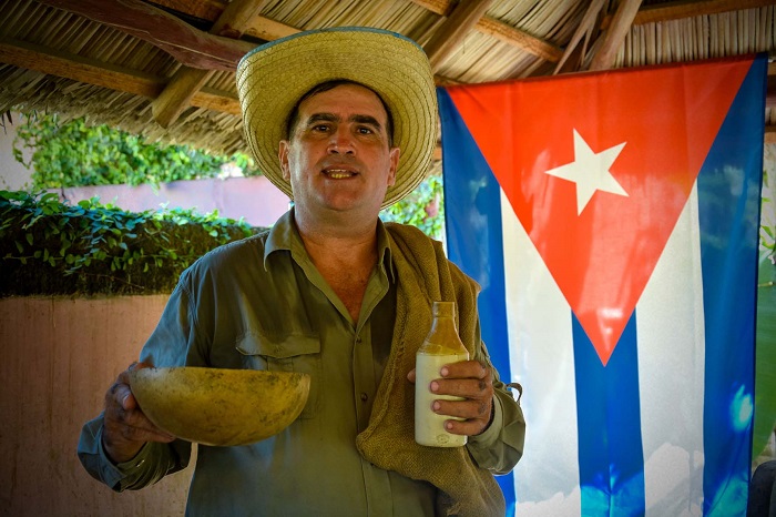 Campesino-con-una-güira-y-una-caneca-tradicional-en-las-manos Campesino-con-una-güira-y-una-caneca-tradicional-en-las-manos
