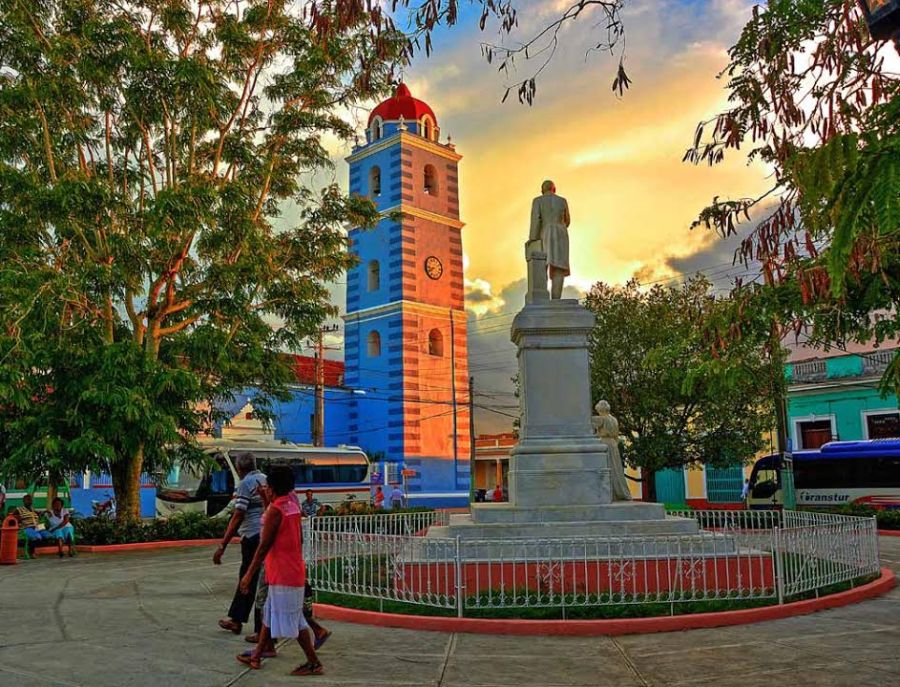 Centro histórico de la ciudad de Sancti Spíritus al fondo la Iglesia Parroquial Mayor del Espíritu Santo Centro histórico de la ciudad de Sancti Spíritus al fondo la Iglesia Parroquial Mayor del Espíritu Santo