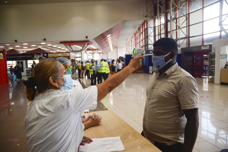 Medidas-de-control-sanitario-en-aeropuertos-cubanos Medidas-de-control-sanitario-en-aeropuertos-cubanos