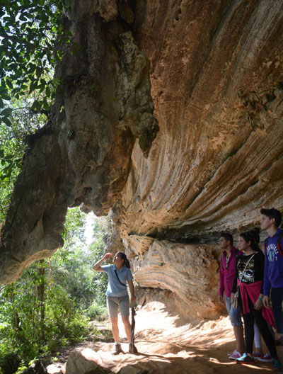 En descendant des sentiers de montagne, vous atteignez le Salto del Caburní, une belle nature du grand parc naturel Topes de Collantes, à Sancti Spíritus, Cuba En descendant des sentiers de montagne, vous atteignez le Salto del Caburní, une belle nature du grand parc naturel Topes de Collantes, à Sancti Spíritus, Cuba