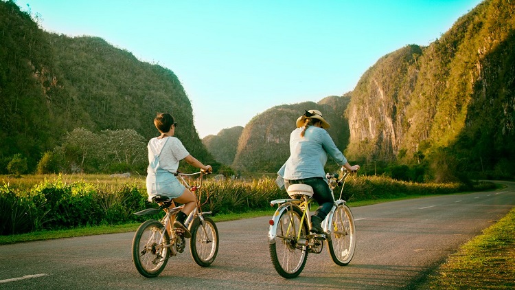 Circuito en bicicleta en el Valle de Viñales, Pinar del Río, Cuba Circuito en bicicleta en el Valle de Viñales, Pinar del Río, Cuba