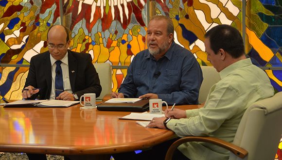 Cuban government expands and takes extreme measures to confront COVID-19, and reports them in the Round Table space. Photo: @PresidenciaCuba Cuban government expands and takes extreme measures to confront COVID-19, and reports them in the Round Table space. Photo: @PresidenciaCuba