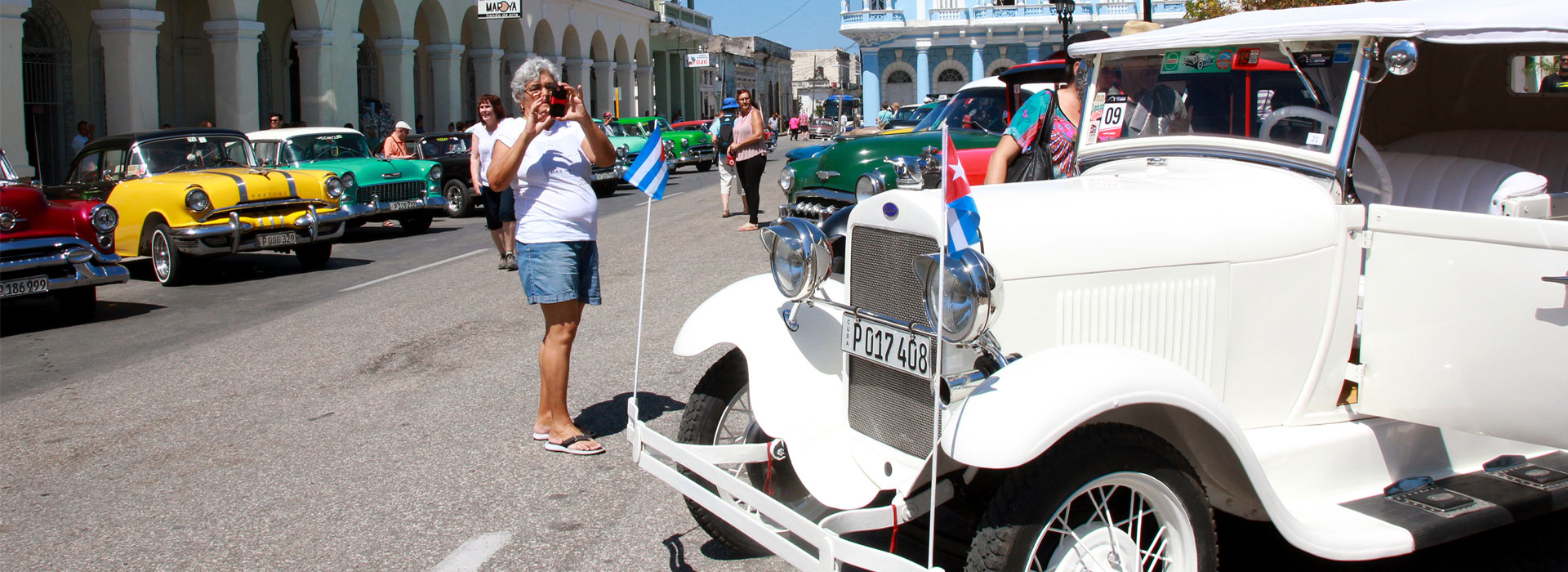 Старые автомобили в историческом центре. Сьенфуэгос. Cuba Travel
