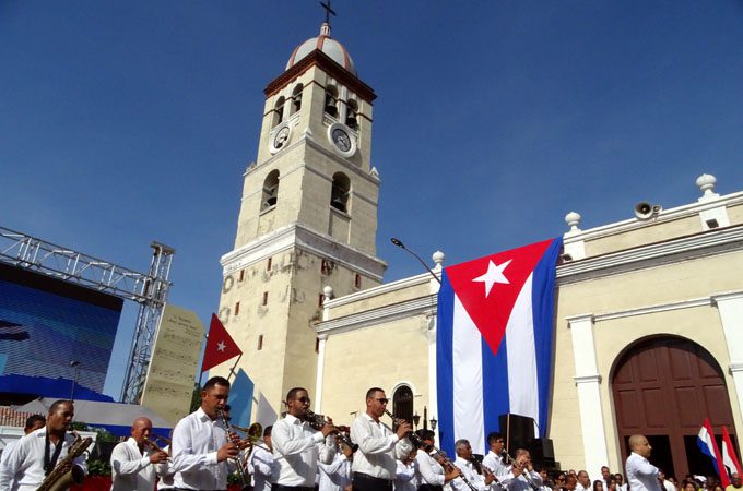 Himno Nacional en la plaza de la iglesia mayor Bayamo Granma Himno Nacional en la plaza de la iglesia mayor Bayamo Granma