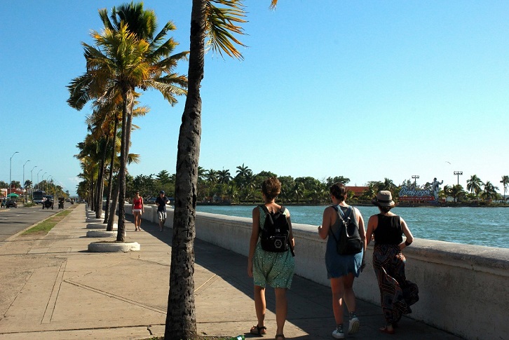 Turistas paseando en Malecón.Cienfuegos.Cubatravel Turistas paseando en Malecón.Cienfuegos.Cubatravel
