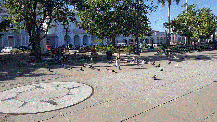 Niños jugando con Palomas.Parque Martí.Cienfuegos.Cuba Travel Niños jugando con Palomas.Parque Martí.Cienfuegos.Cuba Travel